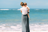 «Child Penalty»: Οι μακροχρόνιες επιπτώσεις της μητρότητας στην απασχόληση των γυναικών στην Ελλάδα