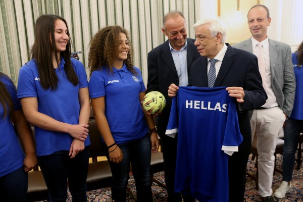 Νέο μήνυμα Παυλόπουλου στα Σκόπια στην συνάντηση με την εθνική νεανίδων χάντμπολ