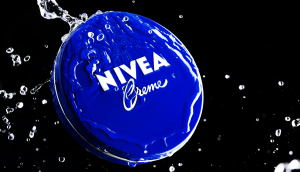 Κλασική Nivea στο μπλε κουτί: Γιατί οι φαρμακοποιοί λένε να υπάρχει πάντα στο σπίτι