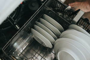 Πώς να τοποθετήσετε τα πιάτα στο πλυντήριο με τον σωστό τρόπο