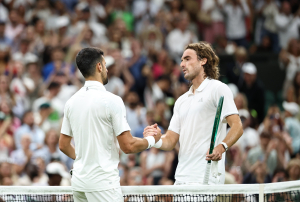 Wimbledon: Ο Τζόκοβιτς υπέταξε τον Τσιτσιπά και έκανε πλάκα με το ballgirl (Βίντεο)