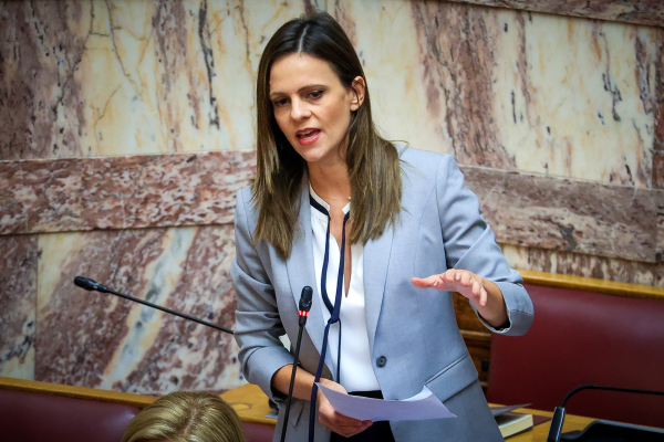 Αχτσιόγλου: Αταλάντευτα συνεχίζεται η φτωχοποίηση των εργαζομένων