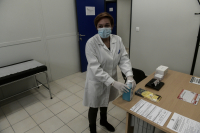 Εμβολιασμός: Ποιοι πρέπει να κάνουν τέταρτη δόση, τι θα συμβεί με τον γενικό πληθυσμό (βίντεο)