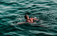 Πρώτο μπάνιο για το 2025; Αυτή είναι η παραλία με τα πιο ζεστά νερά κοντά στην Αθήνα