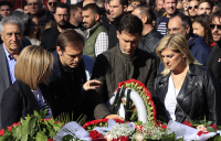 Πολυτεχνείο: Στεφάνι από αντιπροσωπεία του ΠΑΣΟΚ - «Υποχρέωσή μας να αγωνιζόμαστε για το αύριο»