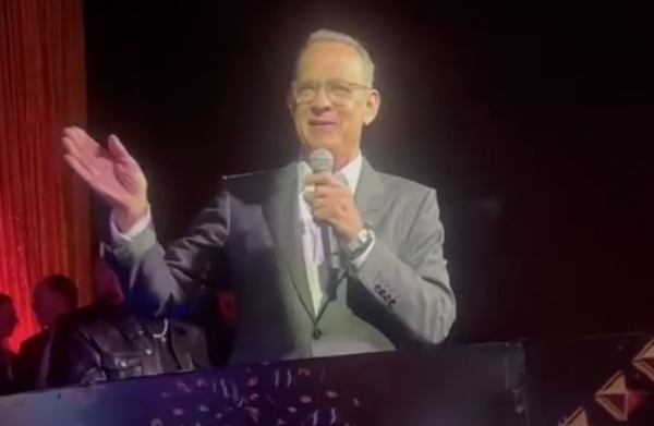 Aνησυχία για την υγεία του Τομ Χανκς: H εμφάνιση που «φούντωσε» τις φήμες (βίντεο)