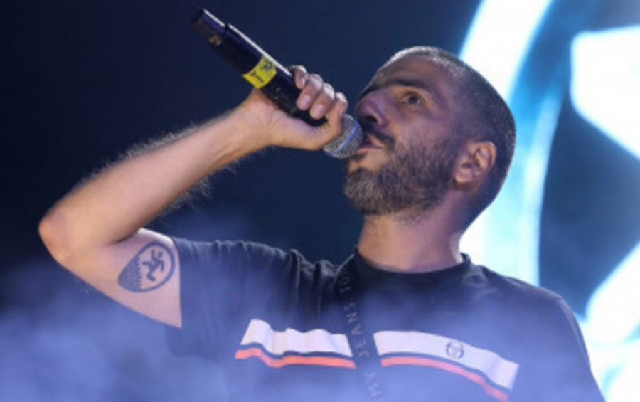 ΛΕΞ: Ο «Καζαντζίδης» των νέων που τραγουδάει την οργή τους