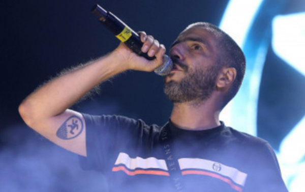 ΛΕΞ: Ο «Καζαντζίδης» των νέων που τραγουδάει την οργή τους