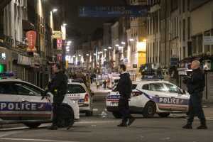 Ανταλλαγή πυροβολισμών στο Παρίσι σε επιχείρηση σύλληψης του εγκέφαλου της επίθεσης 