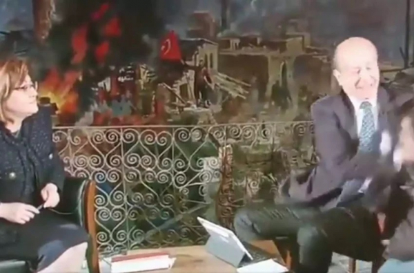 Απολύθηκε ο δημοσιογράφος που χαστούκισε on air τον τεχνικό στην Τουρκία (βίντεο)