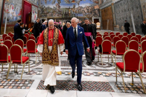 Βασιλιάς Κάρολος και πάπας Λέων προσεύχονται δημόσια για πρώτη φορά (Βίντεο)