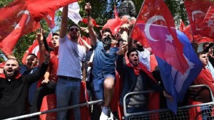 Επεισόδια στο Λονδίνο ανάμεσα σε υποστηρικτές και επικριτές του Ερντογάν