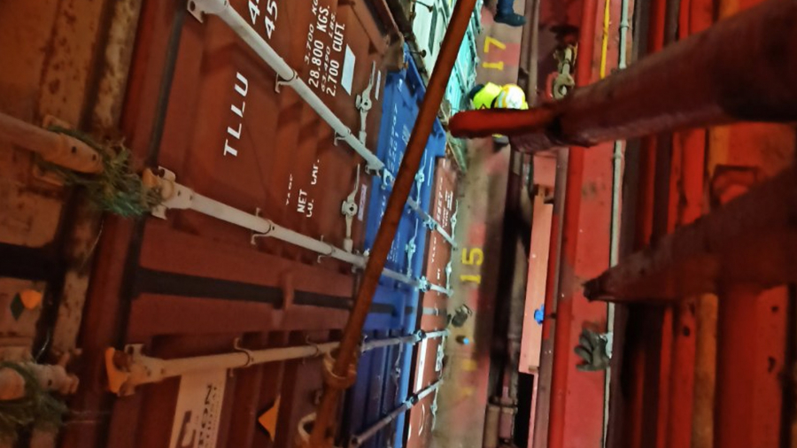 Εργάτης έπεσε στο κενό από ύψος 12 μέτρων στο λιμάνι , στάση εργασίας από τους συναδέλφους του (εικόνες)