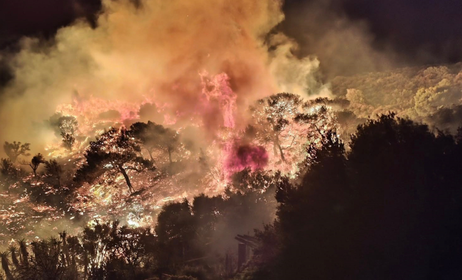 Μεγάλη φωτιά τώρα στην Κερατέα: Ήχησε το «112» - Απομάκρυνση κατοίκων από την Παλαιοκαμάριζα (Βίντεο)