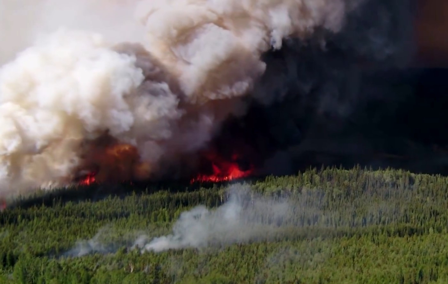 Πυρκαγιές στον Καναδά: Χιλιάδες πολίτες απομακρύνονται από τα σπίτια τους