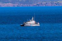 Ημιβύθιση καταμαράν με σημαία Τουρκίας δυτικά της νήσου Φλέβες (Εικόνες)