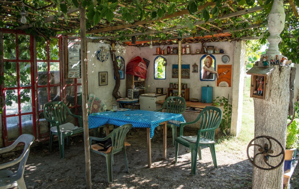 Το «στοιχειωμένο χωριό» της Ελλάδας με το καφενείο που ζουν μόνο κούκλες