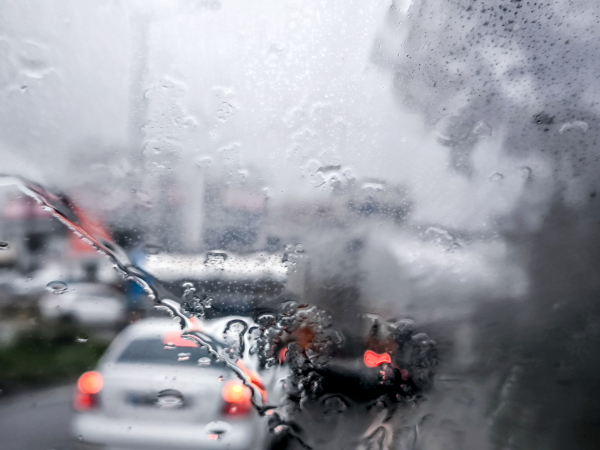 Καιρός: Βροχές και καταιγίδες και σήμερα - Θυελλώδεις άνεμοι στα πελάγη