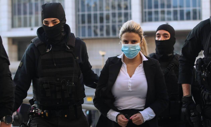 Επίθεση με βιτριόλι: Καλοντυμένη και βαμμένη η Έφη Κακαράντζουλα στη φυλακή, της απαγόρευσαν τα μεροκάματα