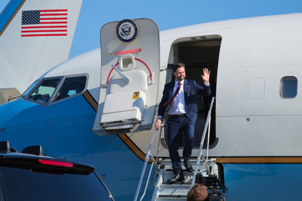 Πόλεμος ΗΠΑ-Ιράν: Στον «πάγο» το ταξίδι του Βανς στο Πακιστάν, στον «αέρα» συνομιλίες και εκεχειρία