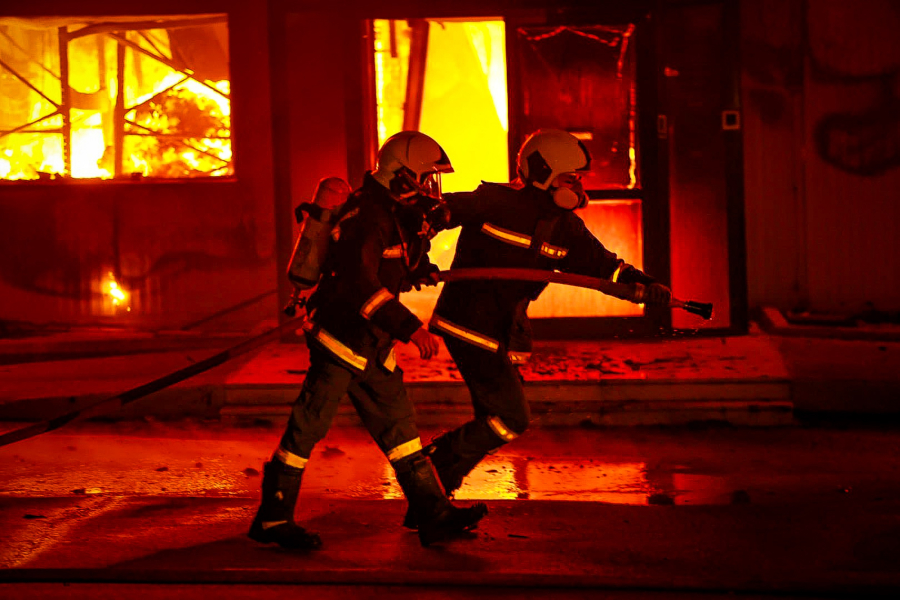 Φωτιά σε υπαίθρια αποθήκη στην Ηλιούπολη