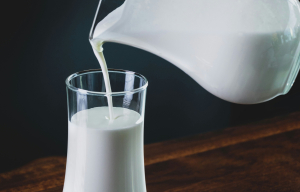 Είναι καλύτερα τα γαλακτοκομικά προϊόντα πλήρους ή χαμηλής περιεκτικότητας σε λιπαρά;