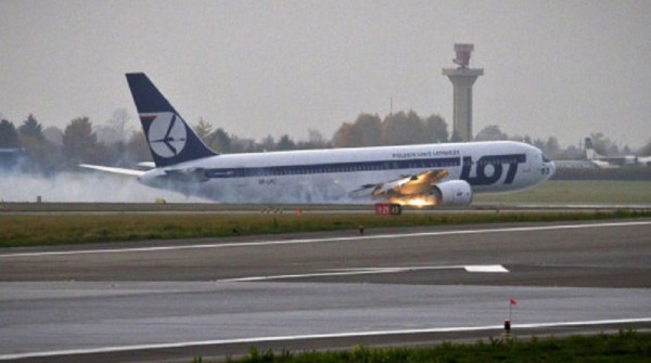 Αναγκαστική προσγείωση αεροσκάφους στο αεροδρόμιο Οκέτσιε της Βαρσοβίας.