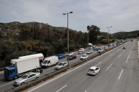Πάσχα 2022: Συνεχίζεται η έξοδος των εκδρομέων, όπου φύγει-φύγει οι Αθηναίοι μετά από 2 χρόνια πανδημίας, έλεγχοι και από συμβατικά οχήματα της ΕΛΑΣ (βίντεο)