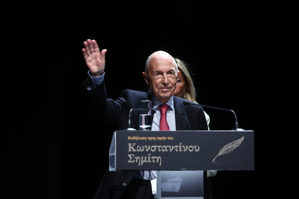 Η «επιστροφή» του Κώστα Σημίτη μέσα από εκδήλωση προς τιμήν του: «Χρειάζεται σχέδιο για να πάει η χώρα μπροστά»