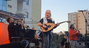 To Dnews στην πρόβα «έκπληξη» του Γιάννη Χαρούλη - Η καλοκαιρινή περιοδεία του ξεκίνησε από το Περιστέρι