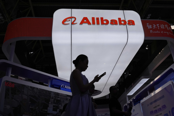 FT: Ο Λευκός Οίκος κατηγορεί την Alibaba ότι βοηθά τον κινεζικό στρατό να βάλει στο στόχαστρο τις ΗΠΑ