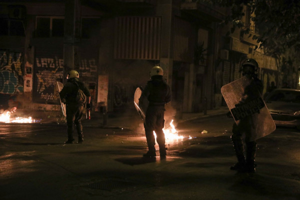 Επεισόδια στα Εξάρχεια: Πεδίο μάχης για ακόμα μία νύχτα - Χειροπέδες σε ηγετικό στέλεχος του Ρουβίκωνα (video)