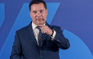 Η γραβάτα με τη ....σημαία και σταυρό! -Κάντο όπως ο ...Κάρολος!