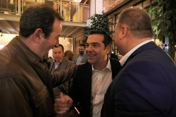 Για χαλαρό ποτό στου Ψυρρή χτες το βράδυ Τσίπρας και βουλευτές του ΣΥΡΙΖΑ (pics)