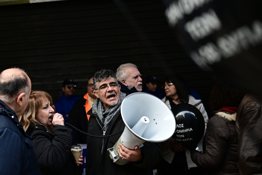 Στοπ στις προσλήψεις και αύξηση φτηνών υπερωριών