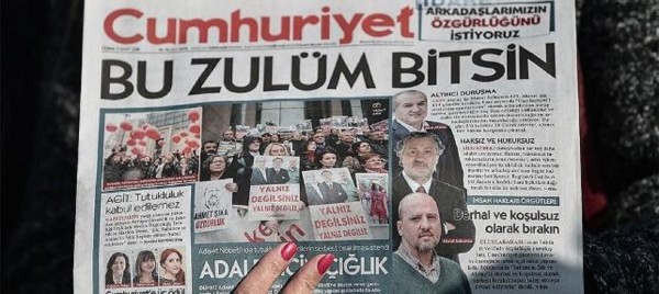 Cumhuriyet: Το καθεστώς Ερντογάν δικάζει 17 δημοσιογράφους