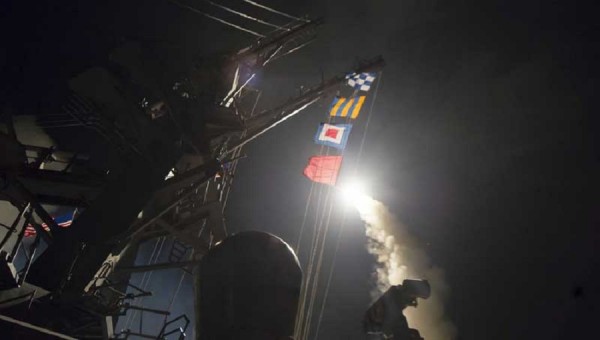 Πυραυλική επίθεση των ΗΠΑ κατά αεροπορικής βάσης στη Συρία