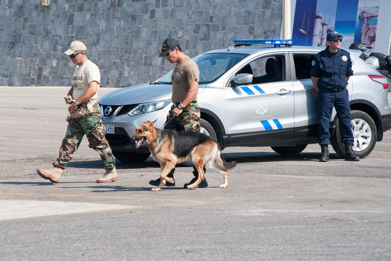 Σύλληψη 23χρονου στη Μυτιλήνη για παράνομη κατοχή όπλου, πού το είχε κρύψει (video)