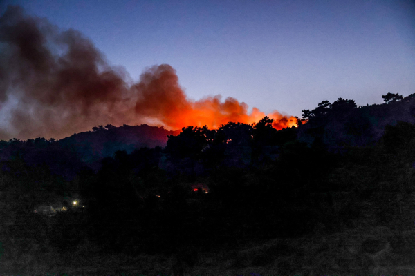 Φωτιά στην Χίο: Μάχη με διάσπαρτες εστίες για τρίτη νύχτα