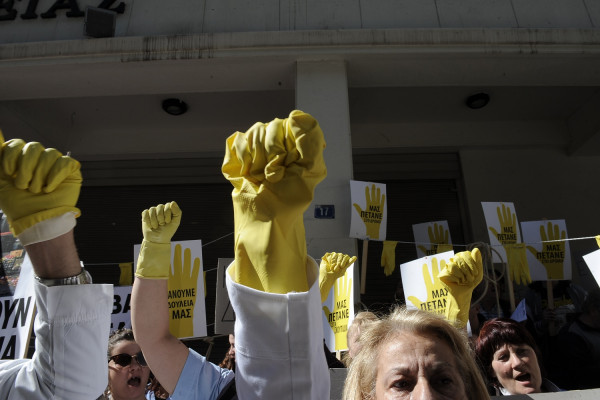 Ξεσπά ο γιος της καθαρίστριας: Τι θα έκανε ένας γονιός αν πεινούσαν τα παιδιά του;