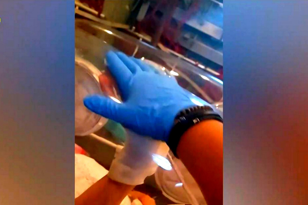 Συγκλονίζει διασώστης του ΕΚΑΒ, δίνει κουράγιο σε 82χρονη με κορονοϊό που είναι σε κάψουλα (βίντεο)