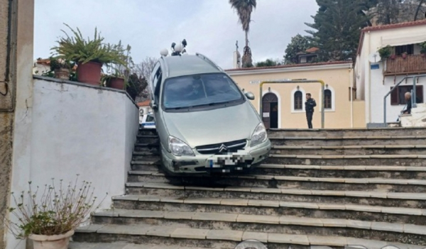 Καλαμάτα: Οδηγός 92 ετών κατέβηκε σκαλιά... με το αυτοκίνητο