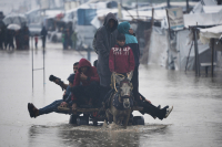 Κακοκαιρία πλήττει καταυλισμό εκτοπισμένων στη Γάζα: Πλημμύρισαν σκηνές, νεκρό βρέφος - To Ισραήλ μπλοκάρει προμήθειες στέγασης (Εικόνες)