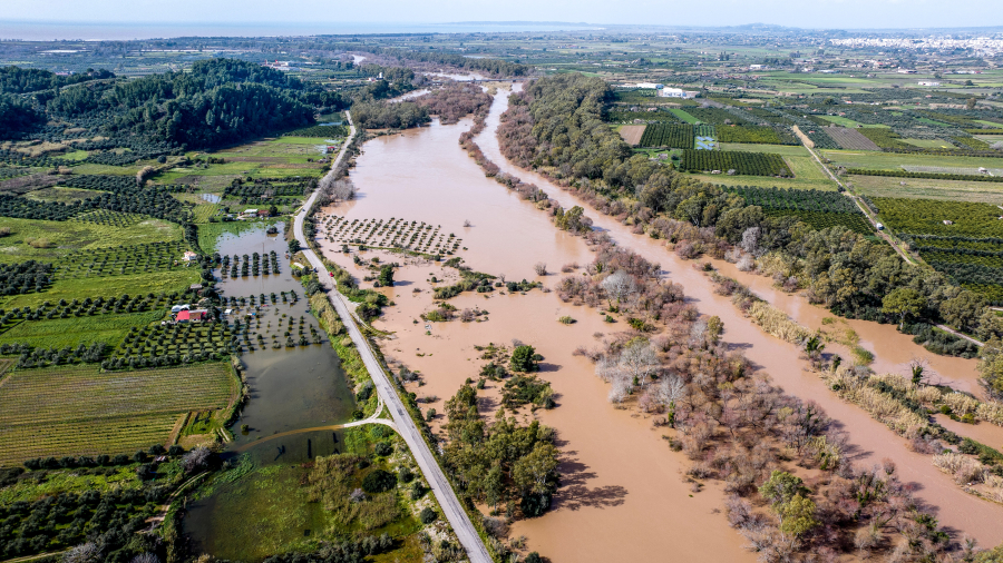 Καθιζήσεις, υπερχείλιση ποταμών, πτώσεις δέντρων, διακοπές ρεύματος - Πού έχει προκαλέσει προβλήματα η κακοκαιρία