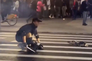 Ταϊβάν: Η στιγμή της επίθεσης με μαχαίρι στο μετρό - Σοκάροουν τα βίντεο με τον δράστη