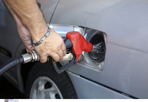 Η τιμή της βενζίνης «έσπασε» τα 2 ευρώ, μεγάλη ανησυχία για την ακρίβεια στα καύσιμα