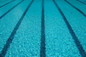 Πισίνες: Προσοχή όταν μυρίζει το χλώριο