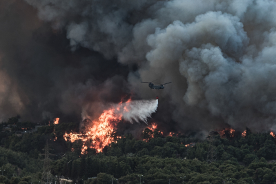 Φωτιά - Βαρυμπόμπη: Μάχη για την οριοθέτηση της πυρκαγιάς, ένα το ενεργό μέτωπο (εικόνες, βίντεο)