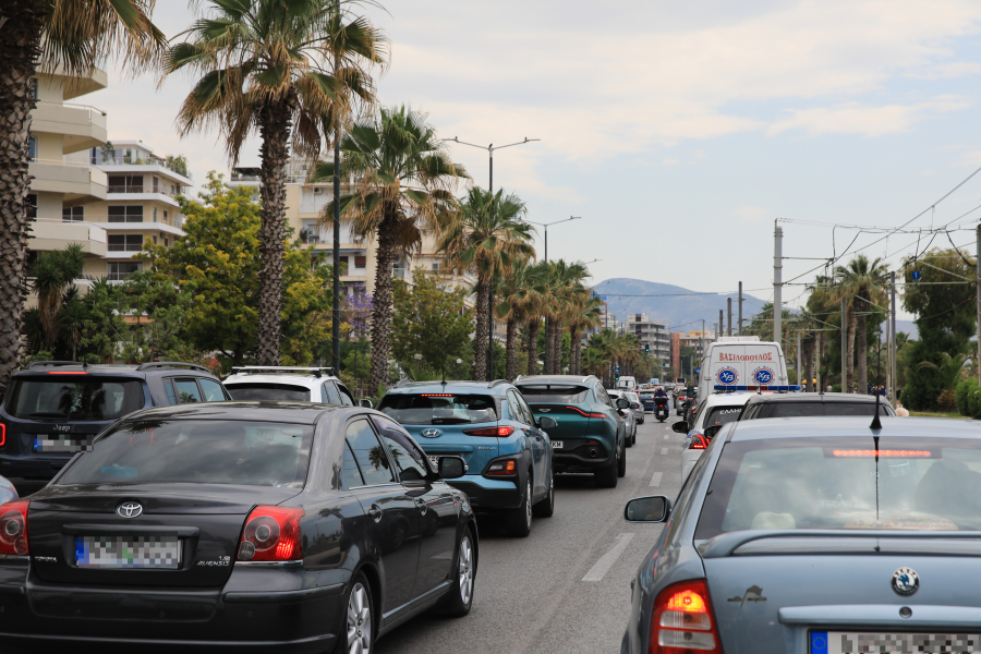 Κίνηση στους δρόμους: Κυκλοφοριακό κομφούζιο στην Αθήνα - Ποιοι δρόμοι είναι στο «κόκκινο»