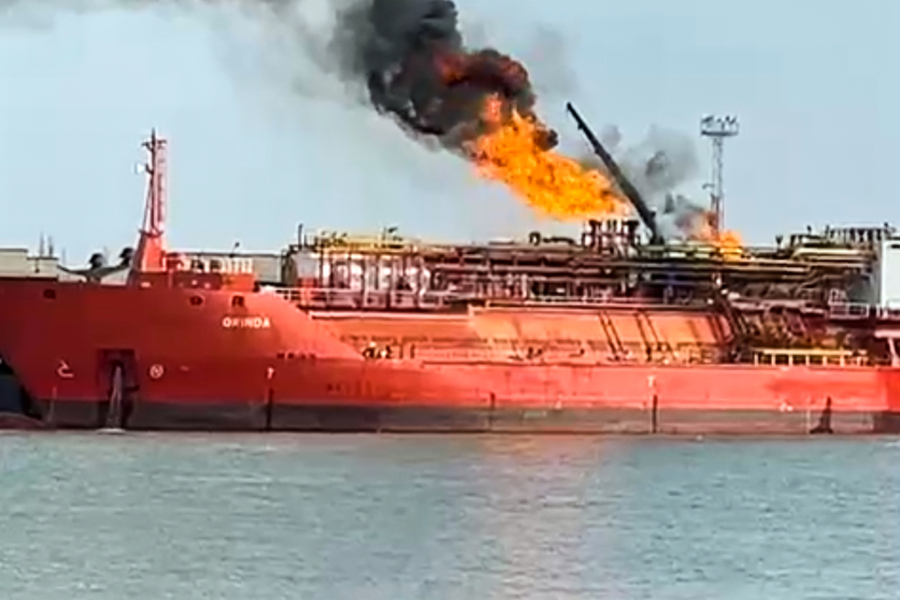 Ουκρανία: Μαίνεται η φωτιά στο τουρκικό τάνκερ, μετά από επίθεση ρωσικού drone - Εκκενώθηκαν δύο χωριά (Βίντεο)